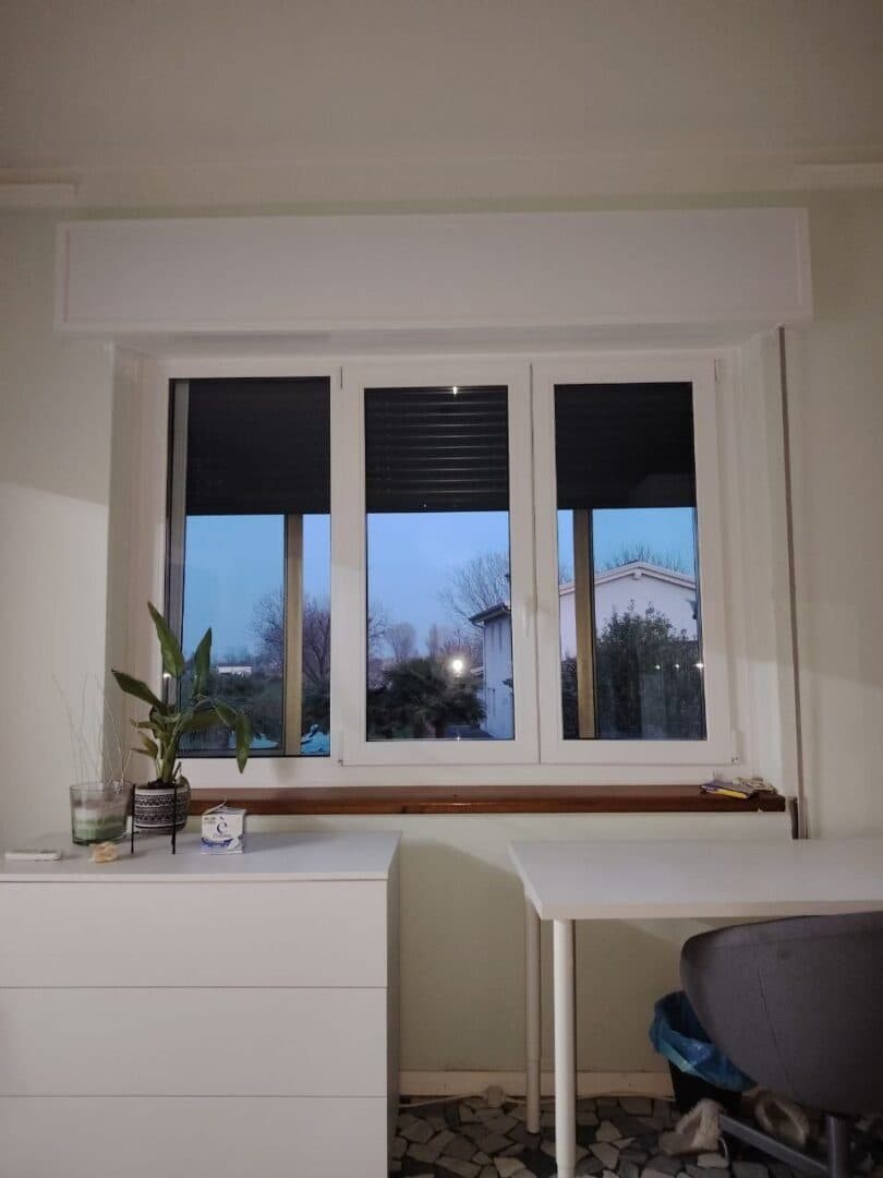 Fereastră albă, montaj curat la interior