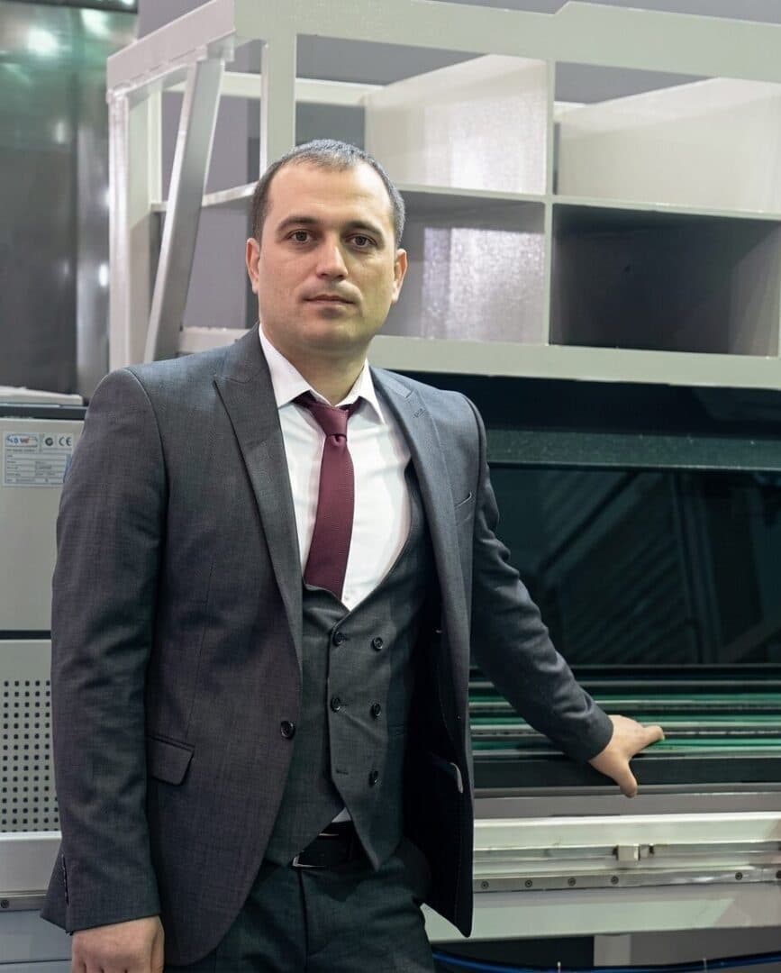 Arcadie Bold, fondatorul FluxMeșter, în fabrica din Bălți